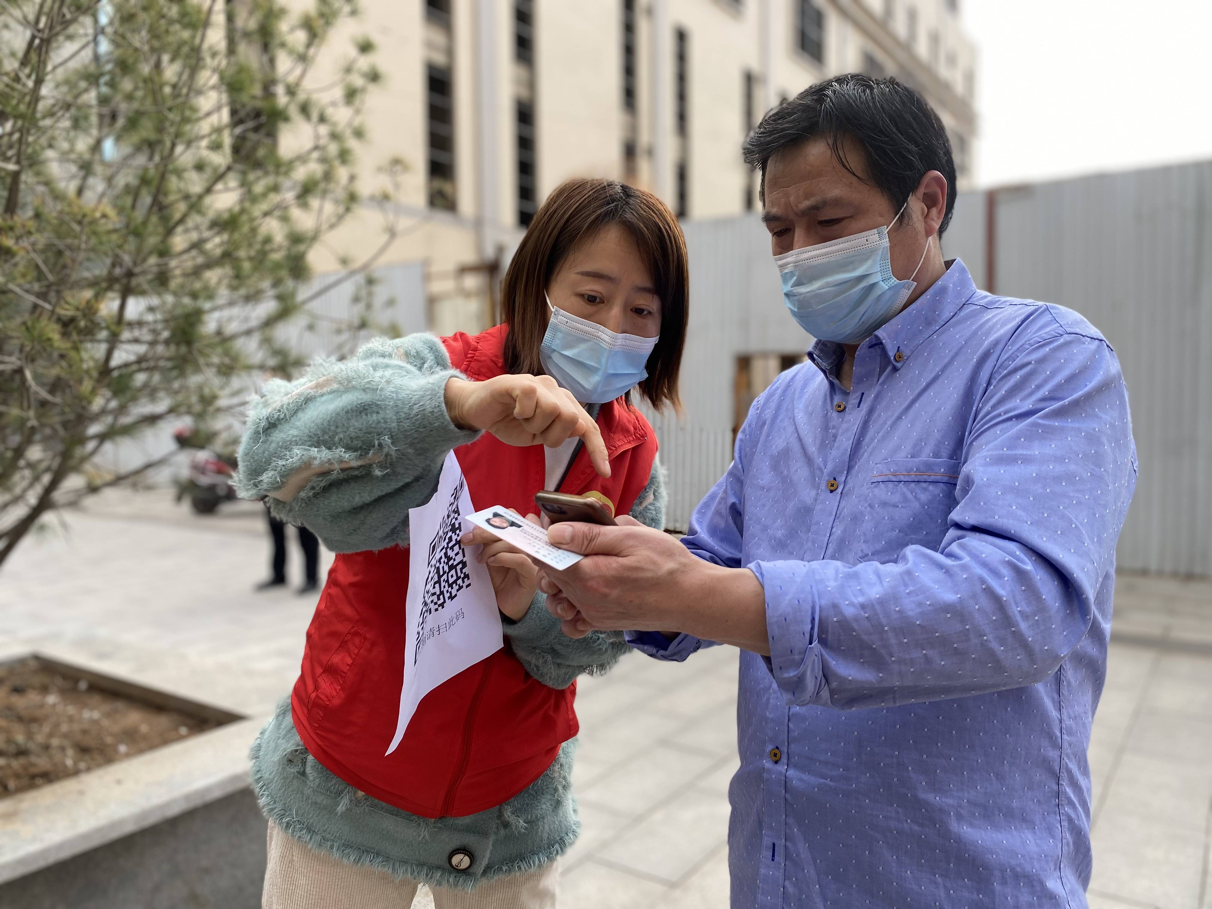 四川雅安：名山区疫情防控“静态管理” 红马甲志愿服务“战疫有为”