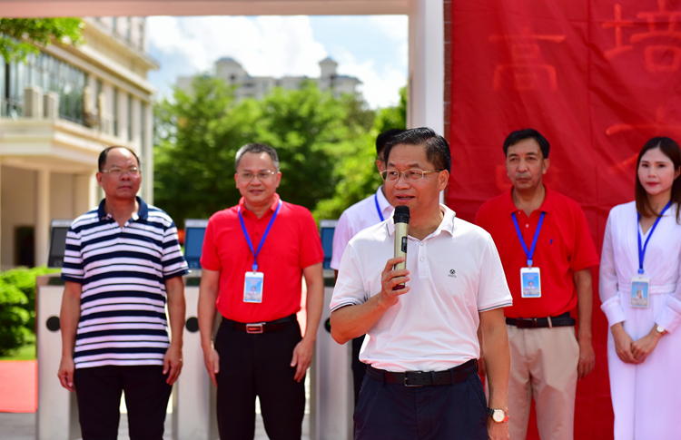 乘风万里满目新 奋楫扬帆再启程