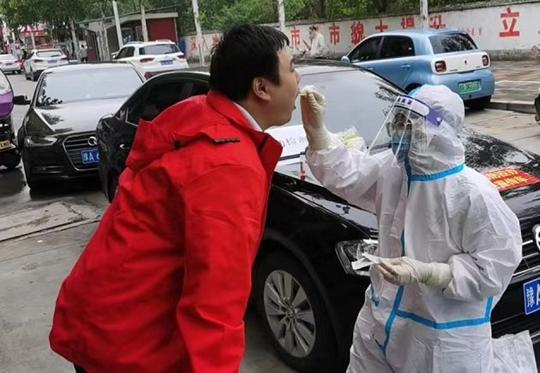 招手即停 攀枝花东区流动核酸采样车闪亮花城