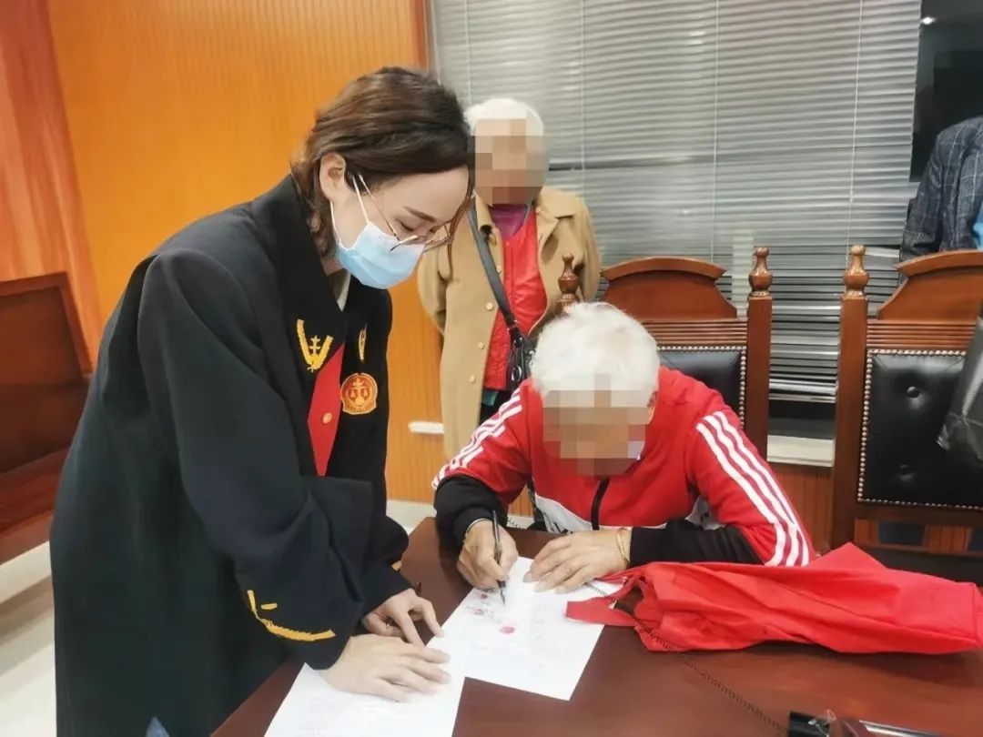 射洪住建人：时刻争当群众心中“一面锦旗”
