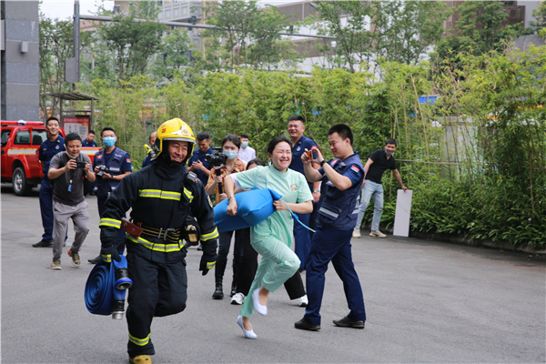 惊险十分钟！成都两护士火车站救回猝死旅客