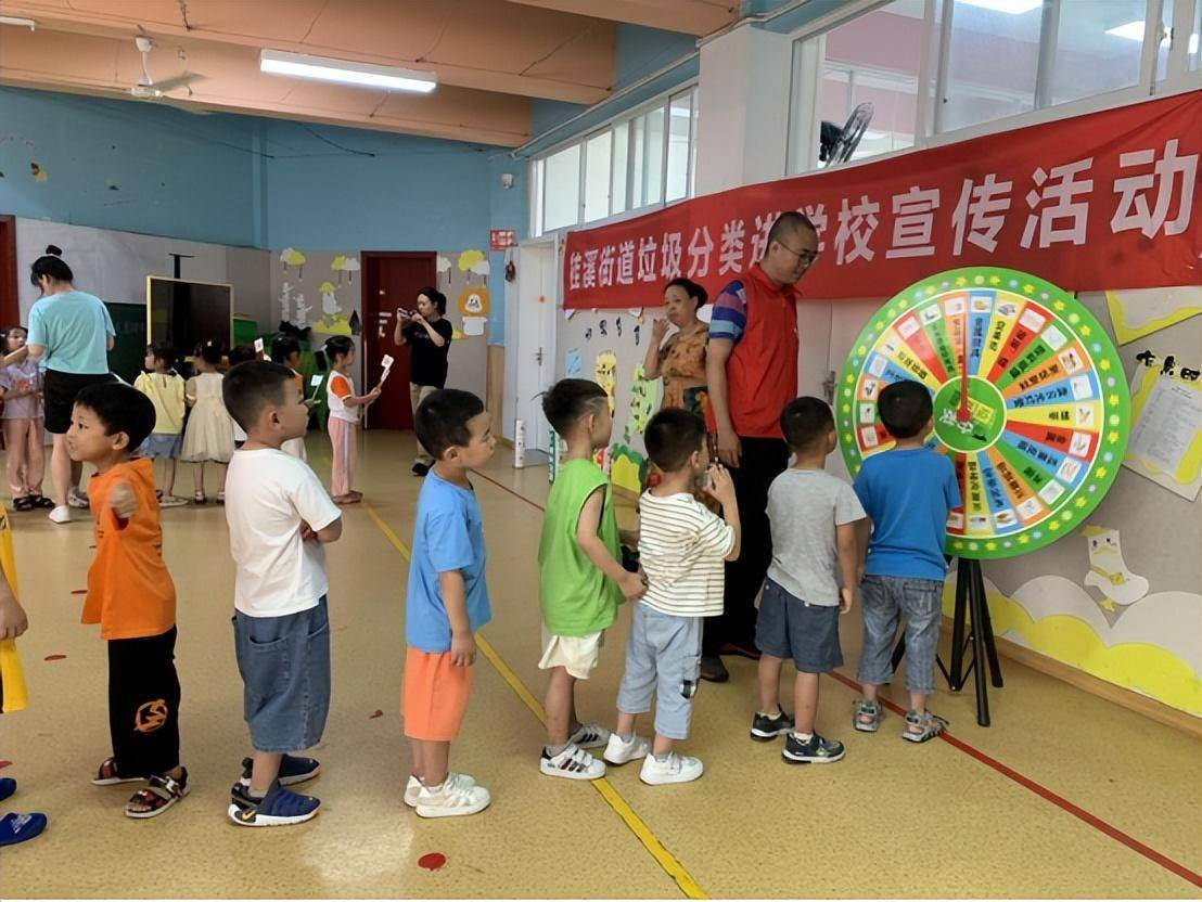 桂溪街道和平社区开展“书记接待日”暨“两委班子”进小区服务群众零距离活动