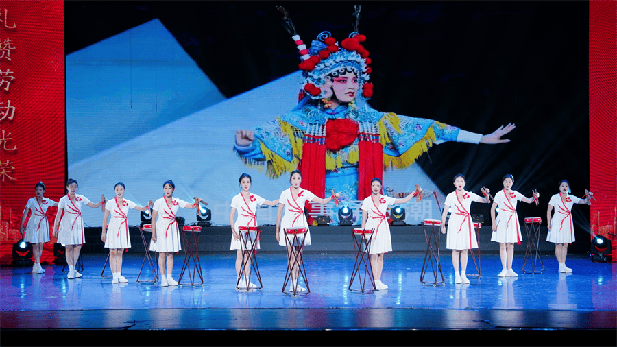 内江市隆重举办新中国成立75周年文艺演唱会